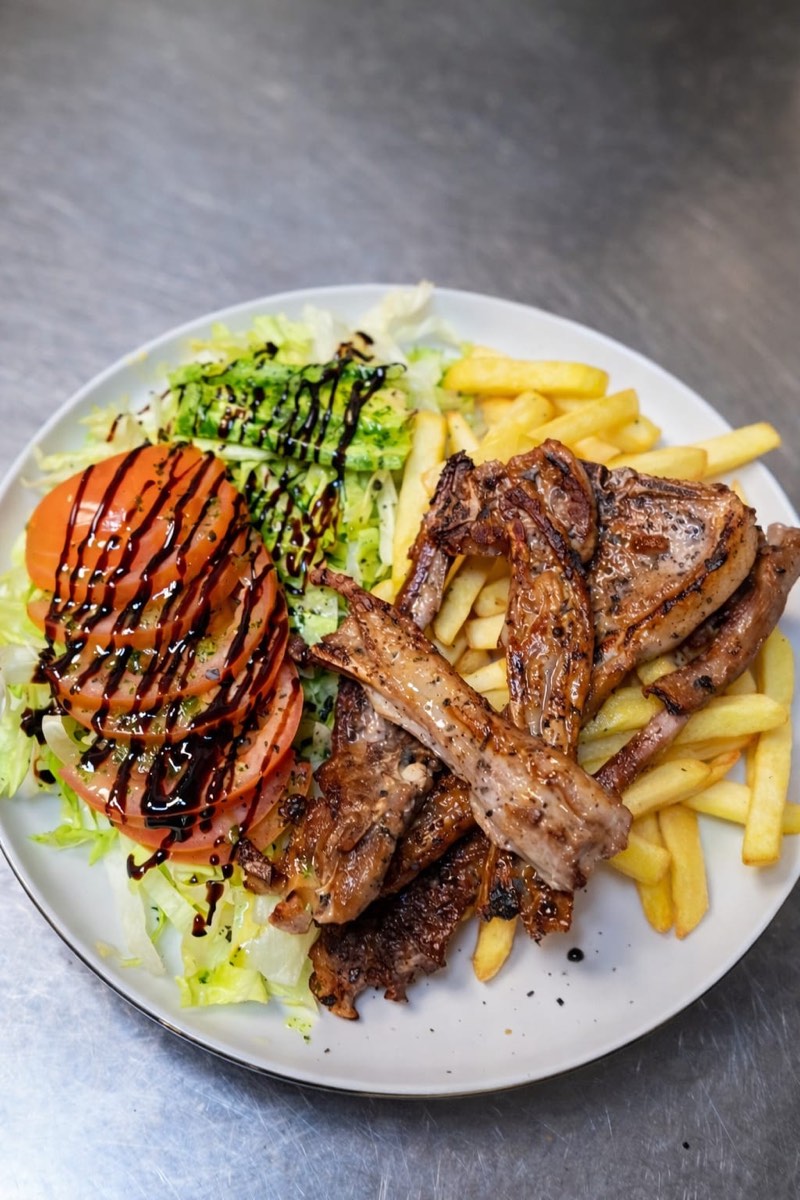Costillas a la parrilla con patatas