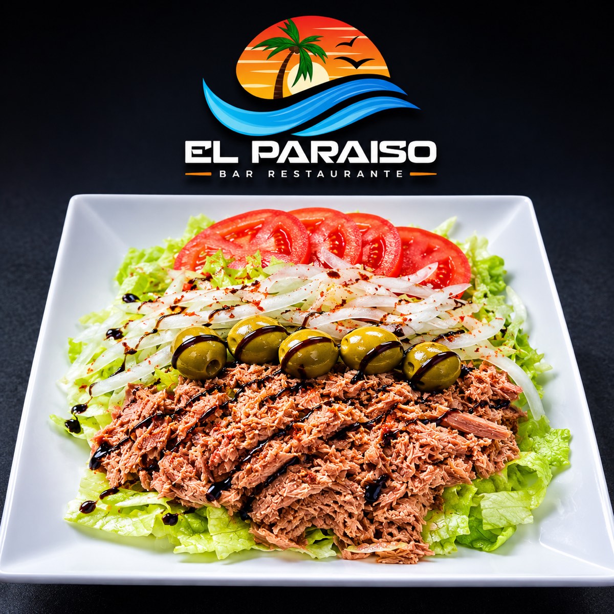 Ensalada de atún con tomate, cebolla y aceitunas