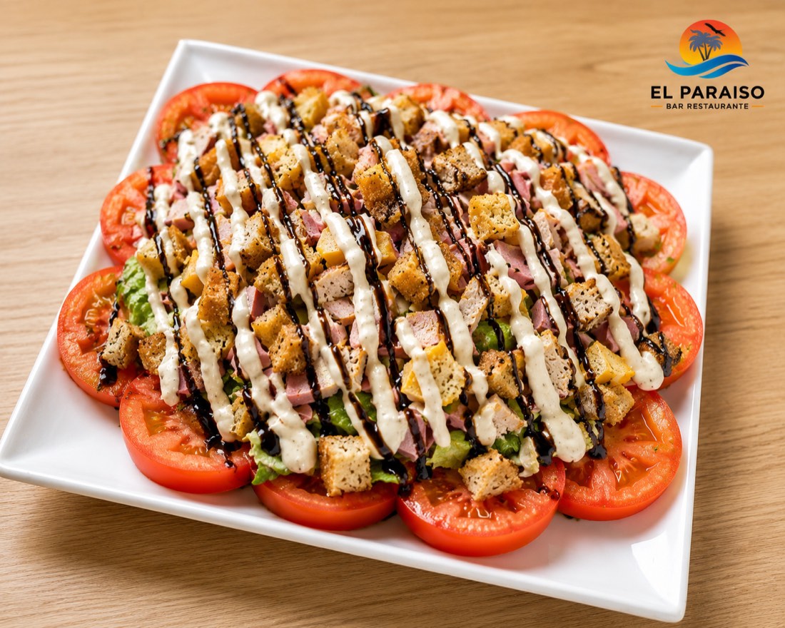 Ensalada César con jamón y picatostes