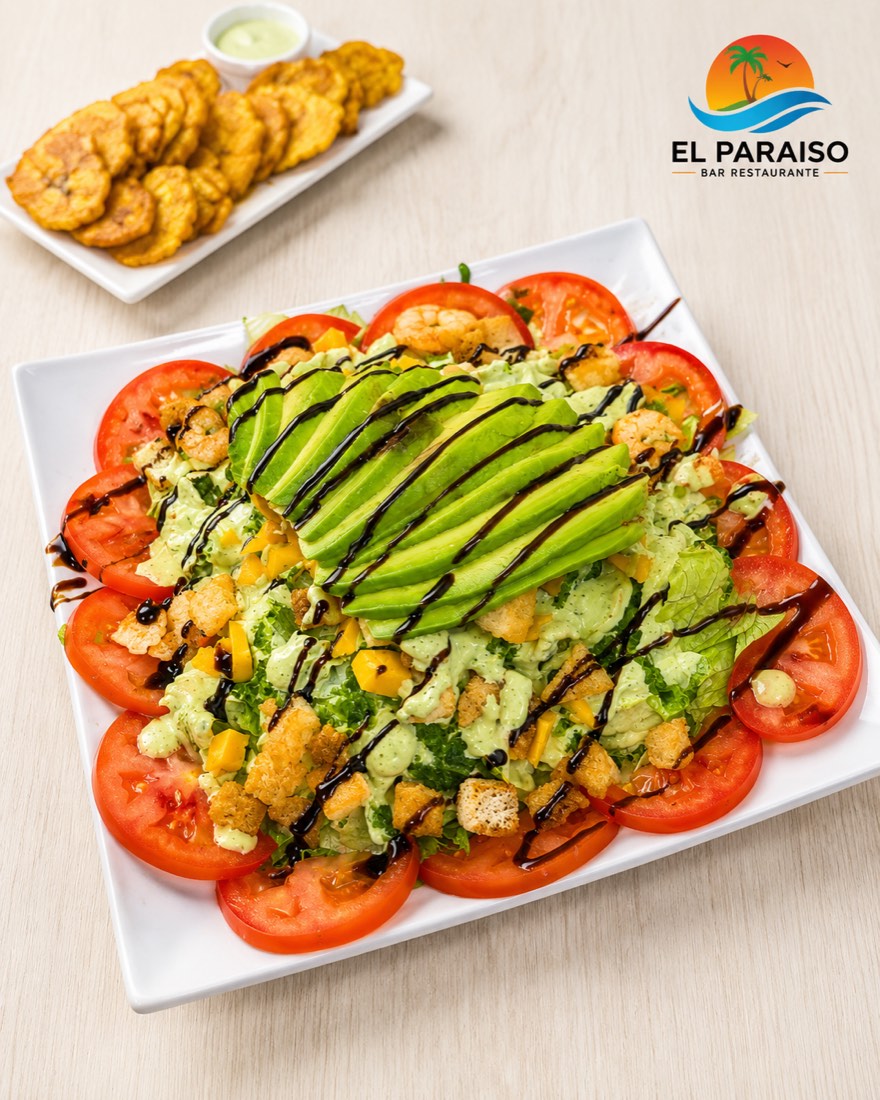 Ensalada con aguacate, langostinos y tostones