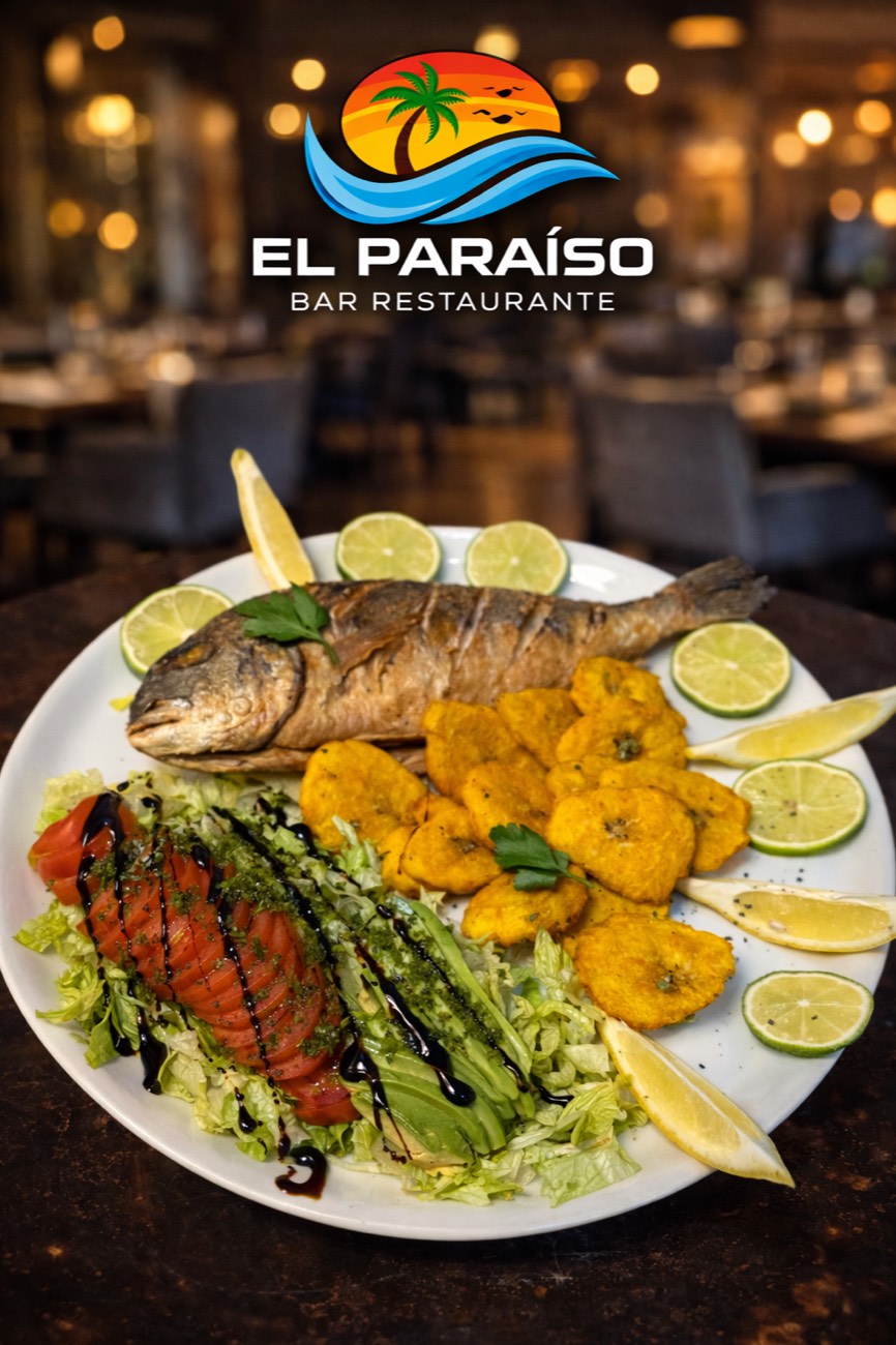 Pescado entero con tostones en el comedor