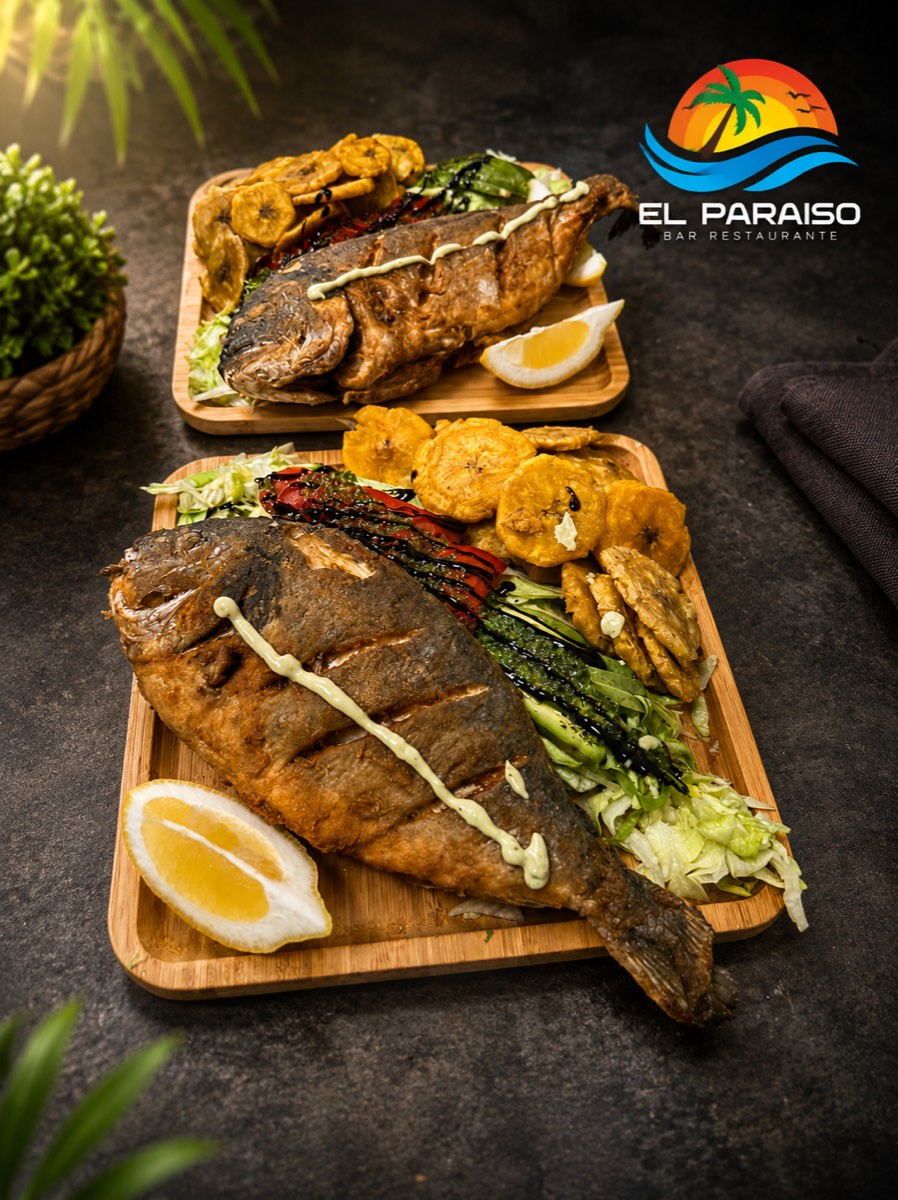 Pescado entero frito con tostones y verduras a la brasa